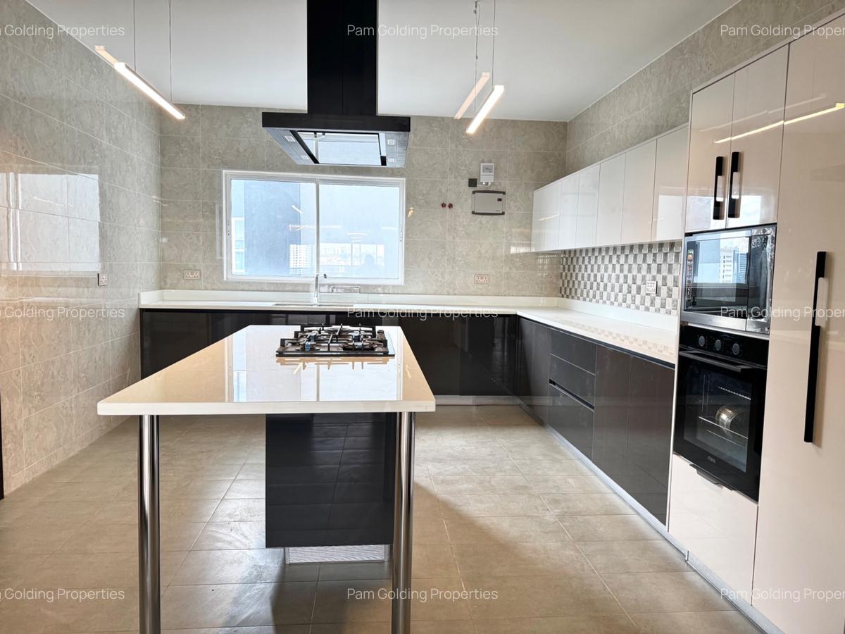 3 Bed Apartment with En Suite in Riverside - 4