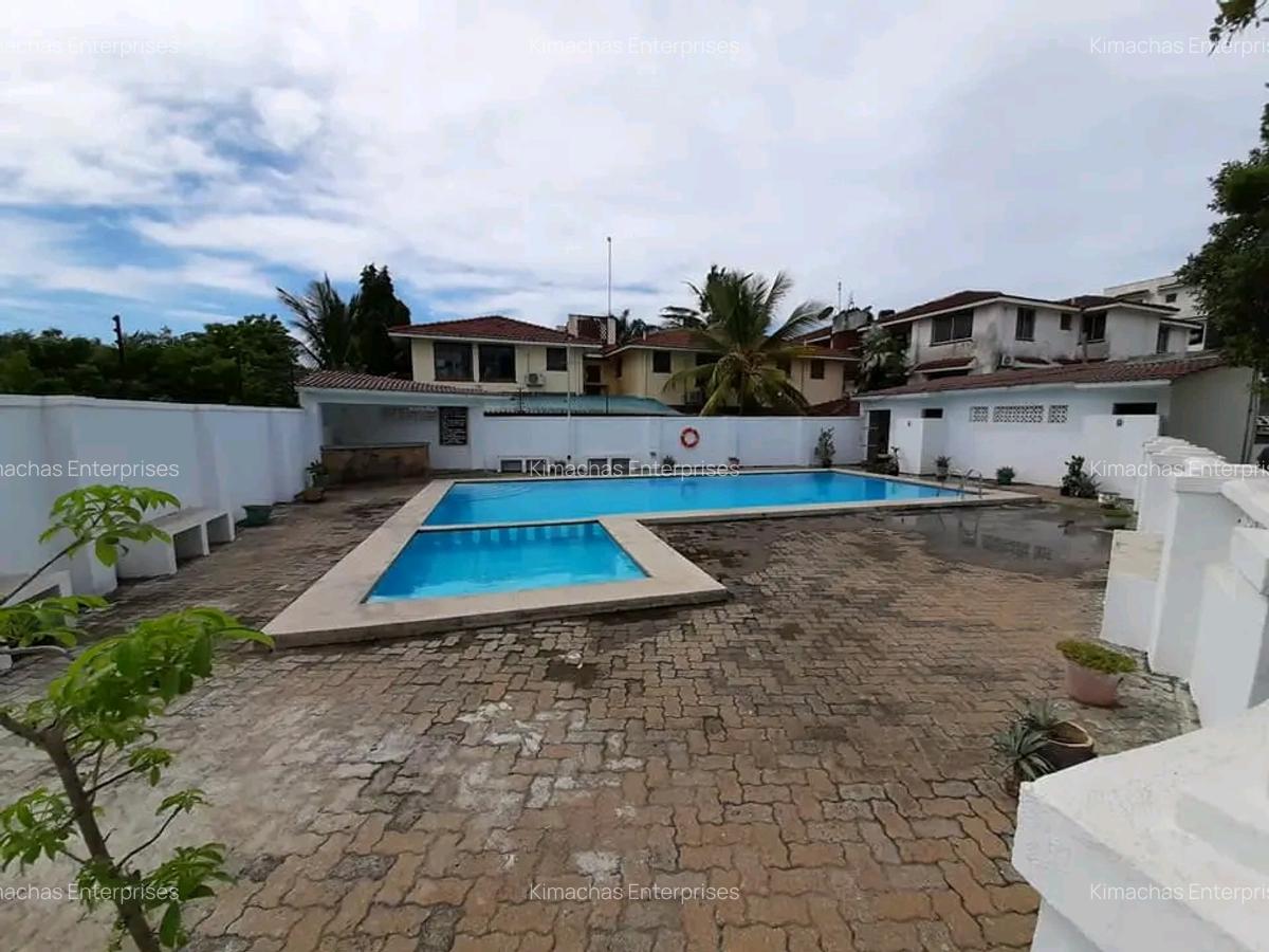 3 Bed Apartment with En Suite at Links Road - 2