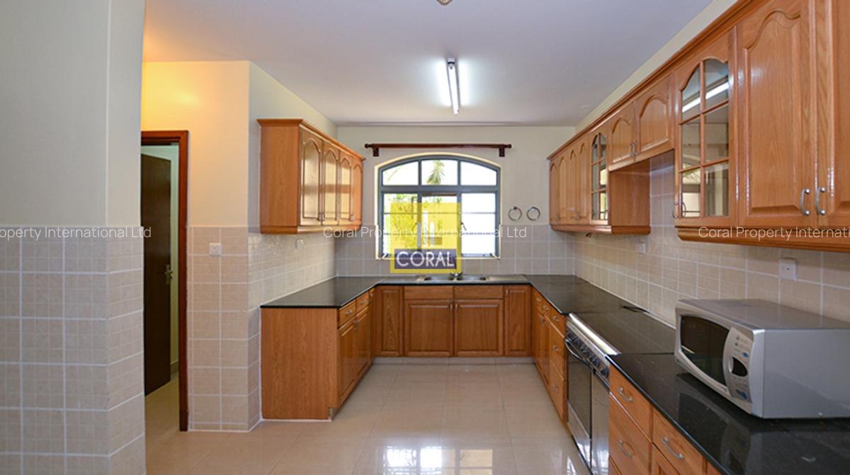 3 Bed Apartment in Riverside - 3