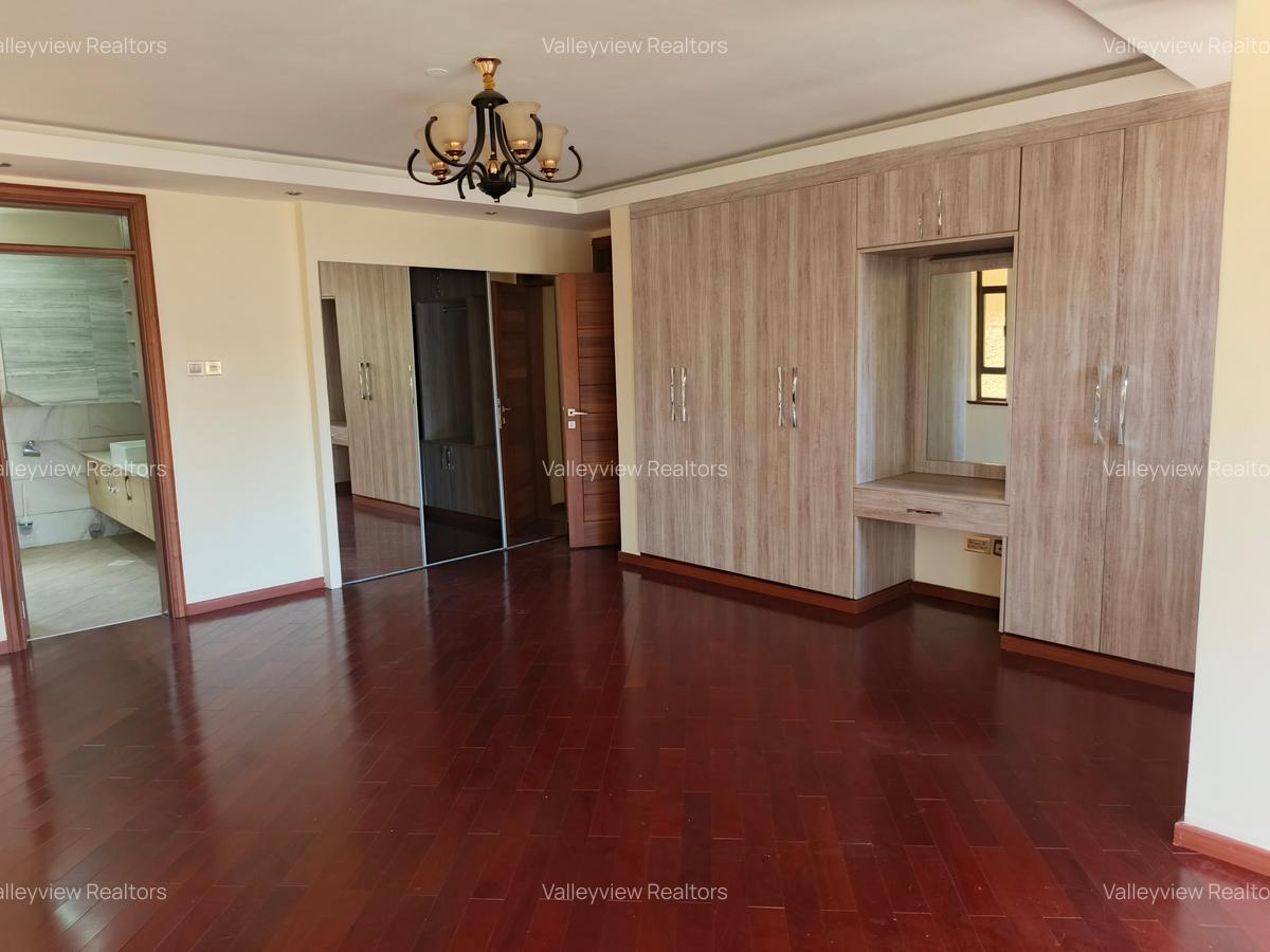 5 Bed Townhouse with En Suite at Lavington - 16