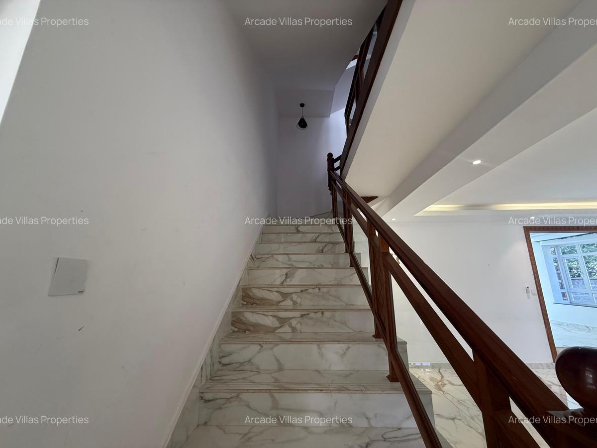 5 Bed Townhouse with En Suite in Lavington - 4