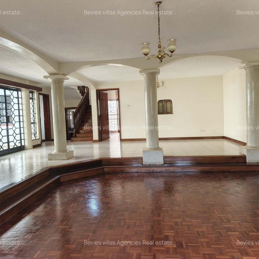 5 Bed Villa with En Suite in Spring Valley - 1