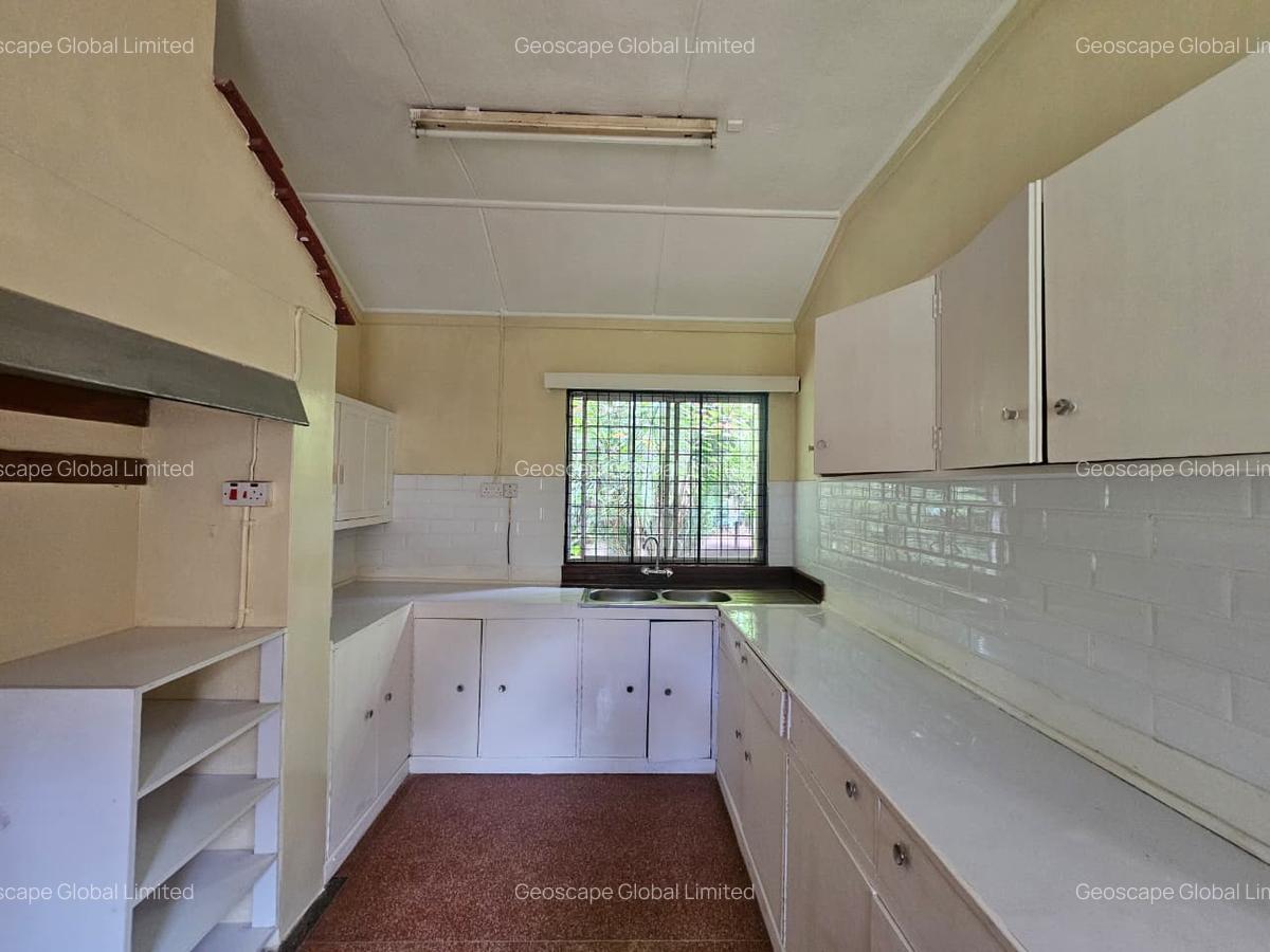 4 Bed House with En Suite in Rosslyn - 2