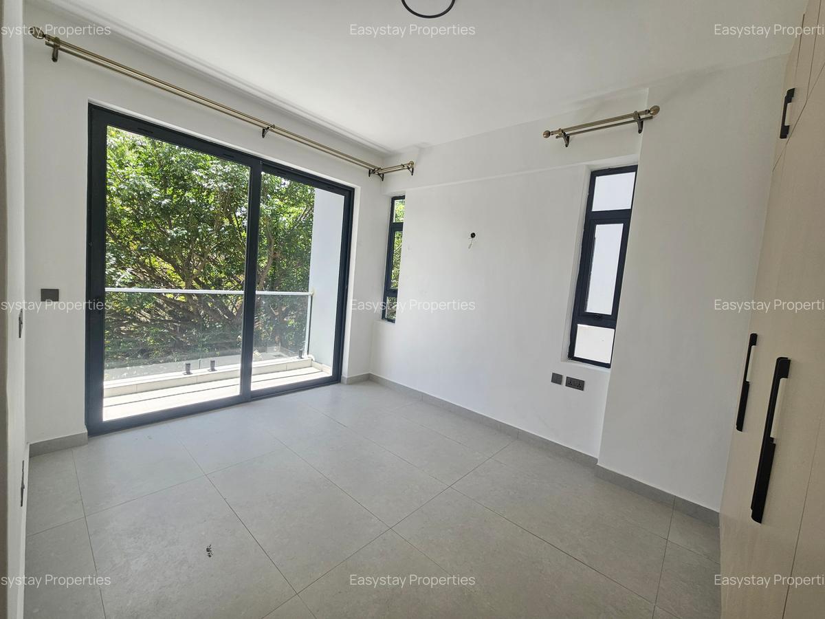 2 Bed Apartment with En Suite in Brookside - 5