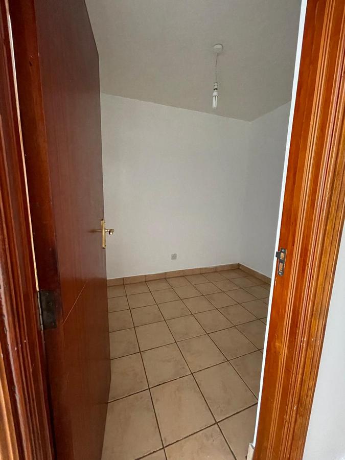 3 Bed Apartment with En Suite in Brookside - 8