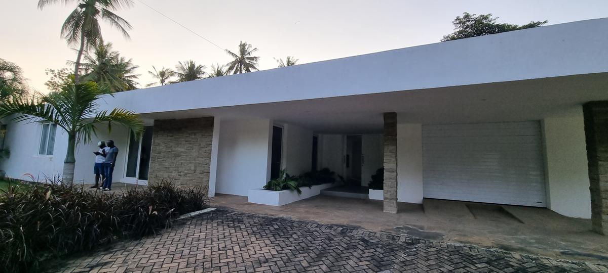 3 Bed Villa with En Suite at Aloo Drive - 2