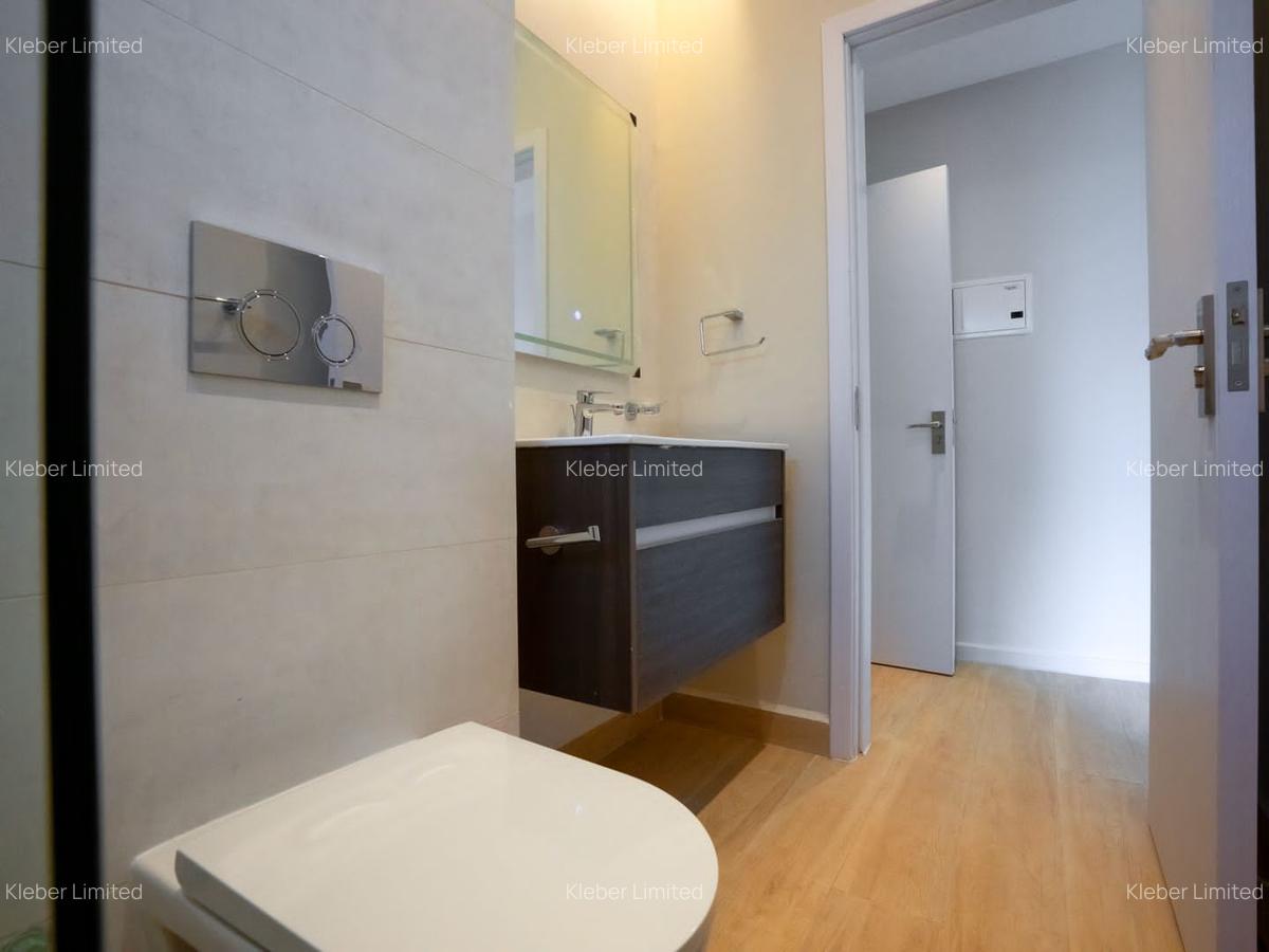 6 Bed House with En Suite in Kyuna - 4