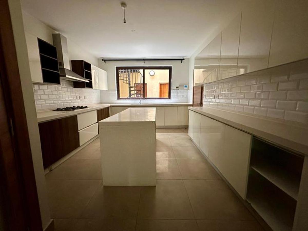 5 Bed Townhouse with En Suite at Lavington - 4