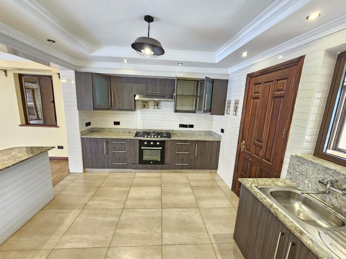 5 Bed House with En Suite in Lavington - 15