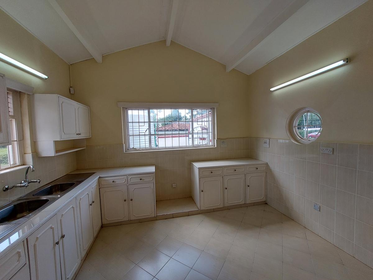 5 Bed House with En Suite at Rosslyn Road - 17