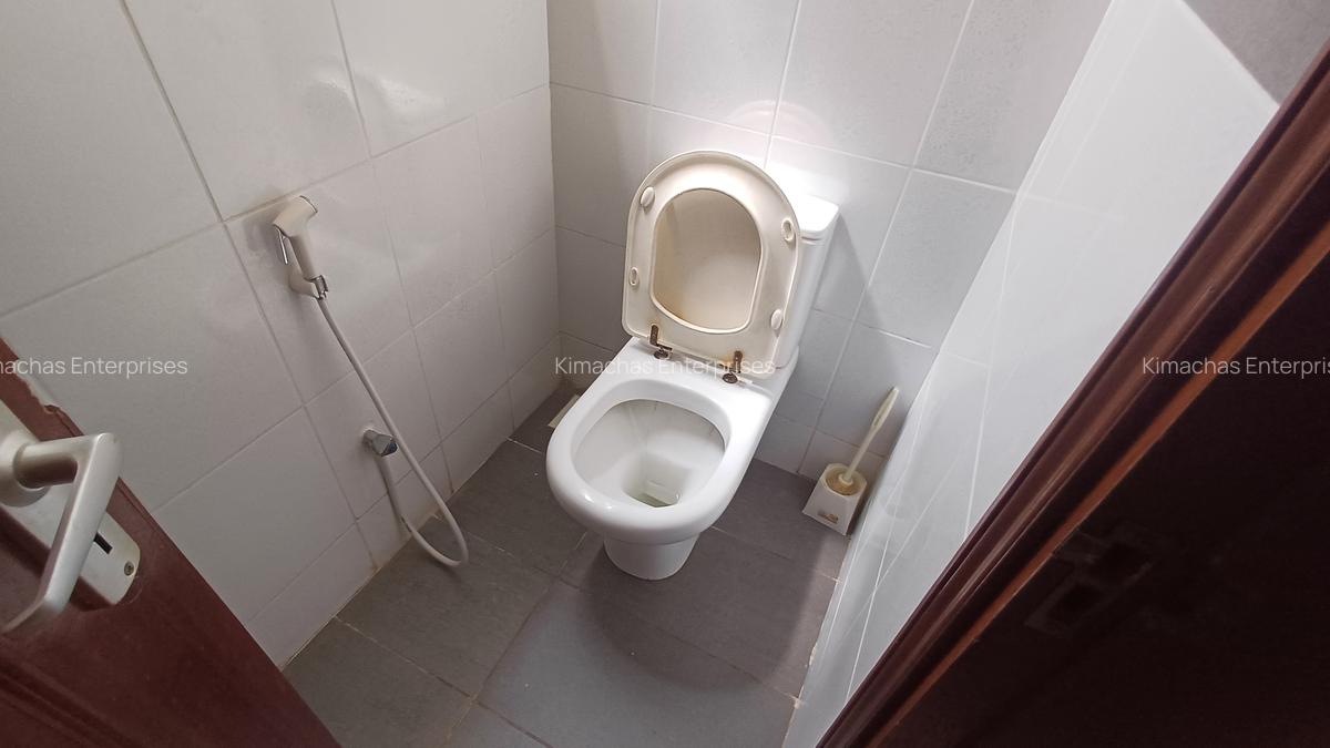 Serviced 2 Bed Apartment with En Suite at Links Road - 12