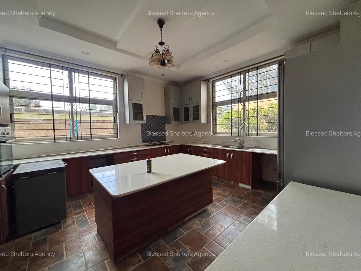 5 Bed Villa with En Suite in Ridgeways - 4