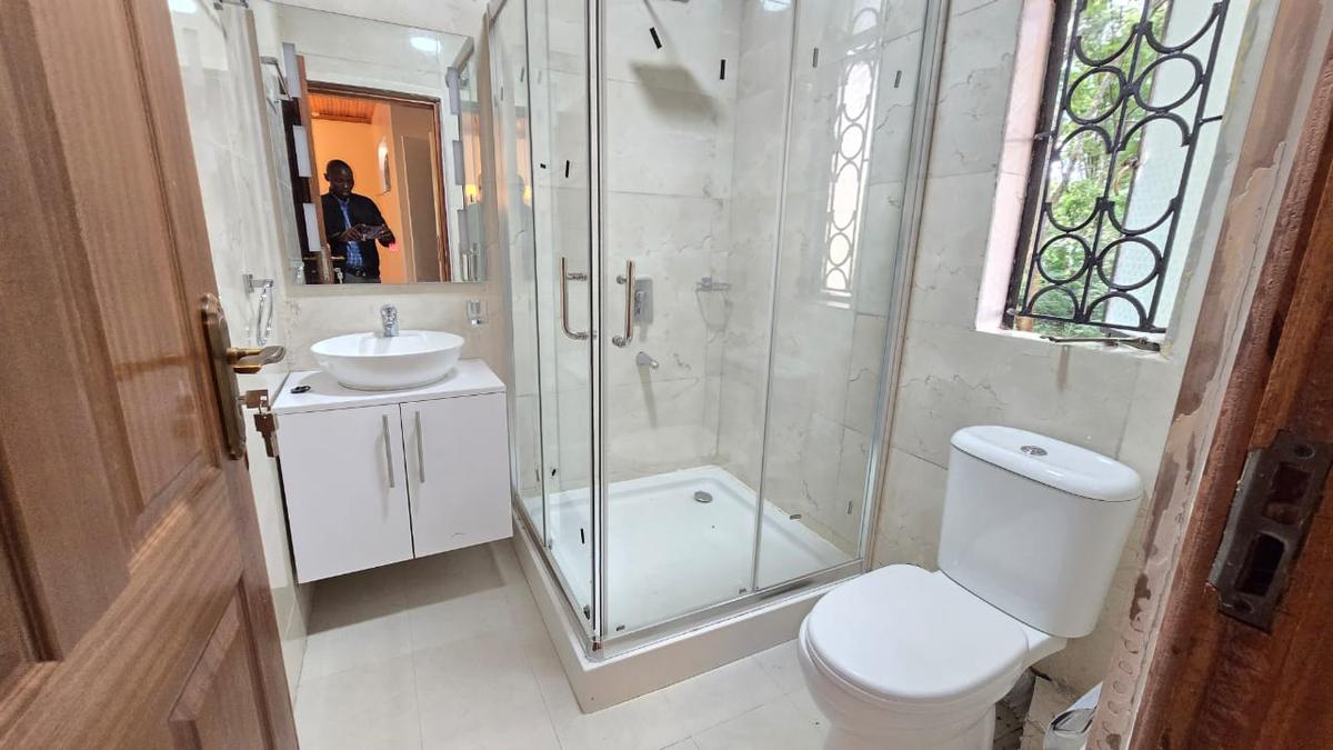 4 Bed House with En Suite in Lavington - 7