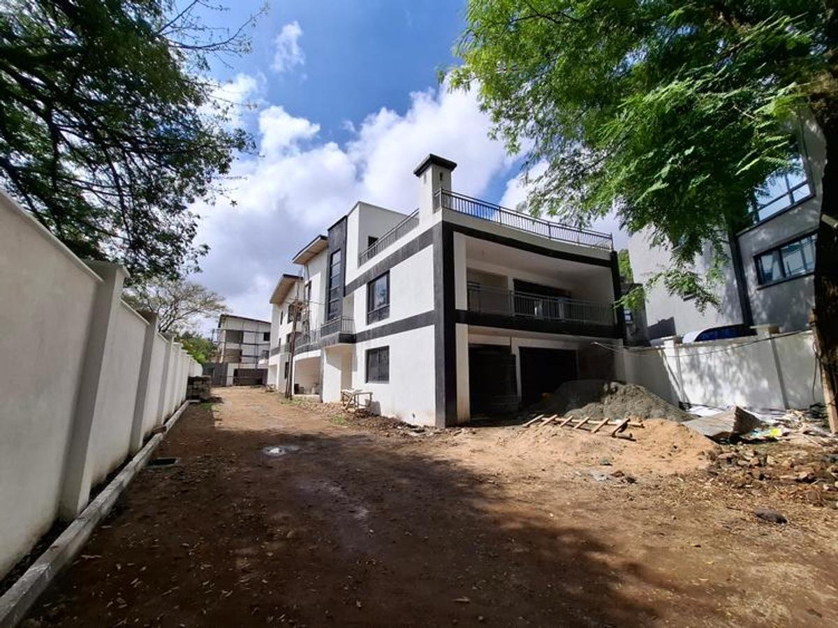 6 Bed House with En Suite at Lavington - 5