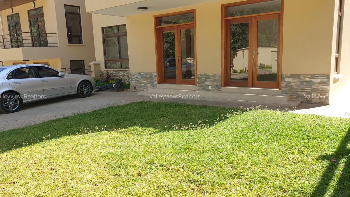 5 Bed Townhouse with En Suite at Lavington - 9