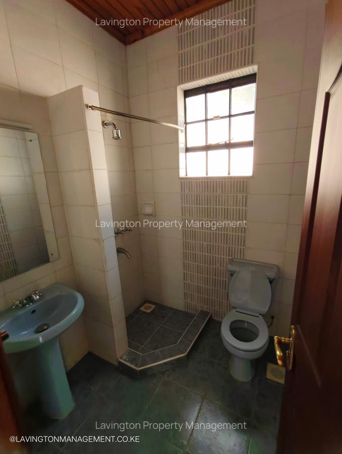 5 Bed House with En Suite at Lavington Green - 17