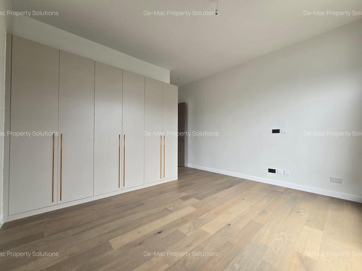 5 Bed House with En Suite in Lavington - 19