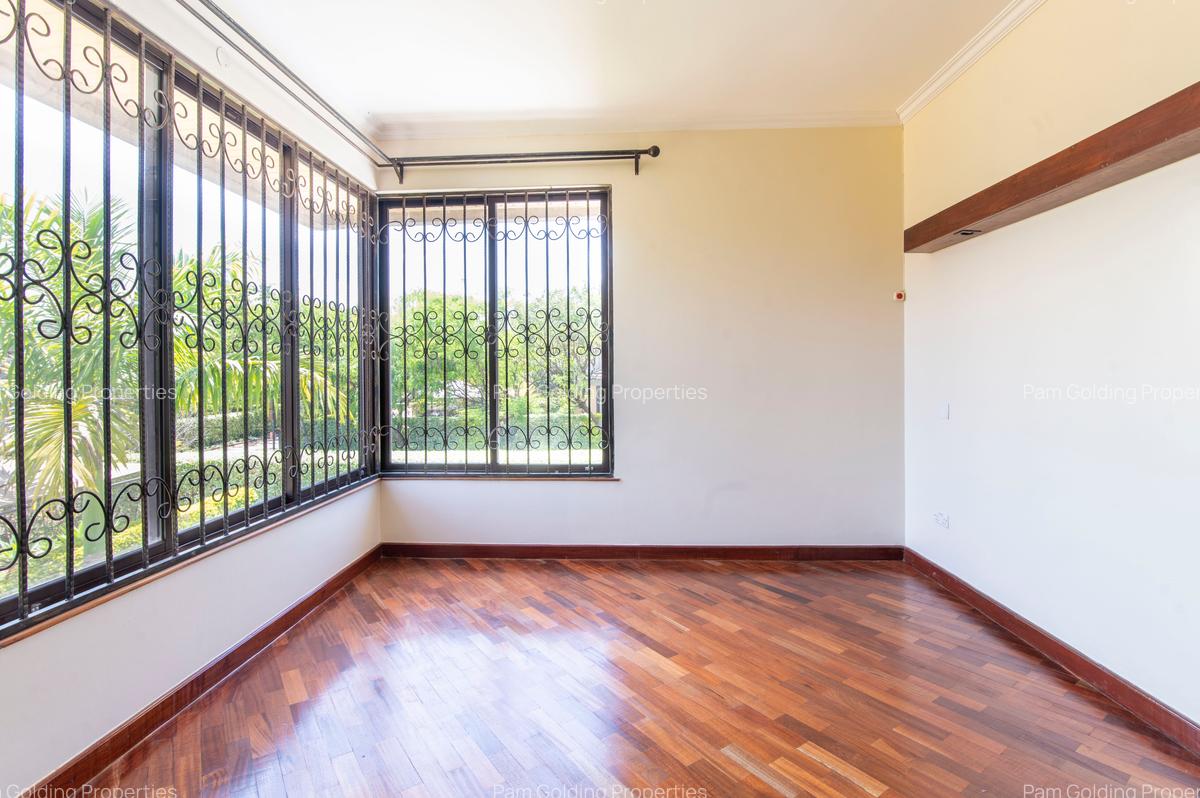 4 Bed House at Ridgeways Lane - 12