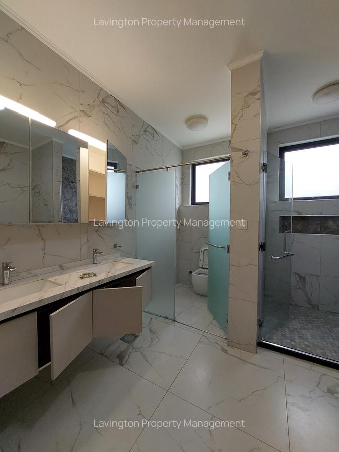 5 Bed House with En Suite at Lavington Green - 13
