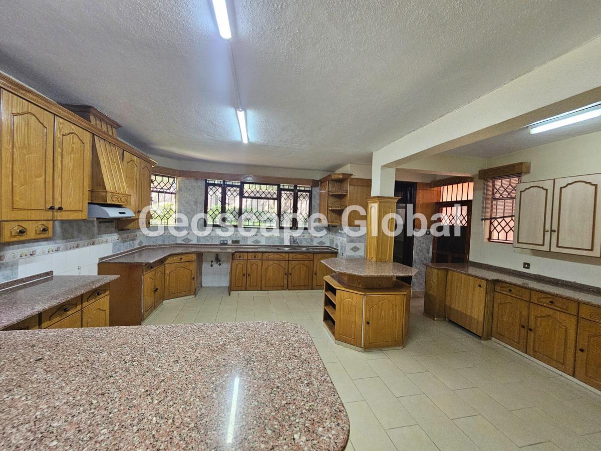 5 Bed House with En Suite in Runda - 7