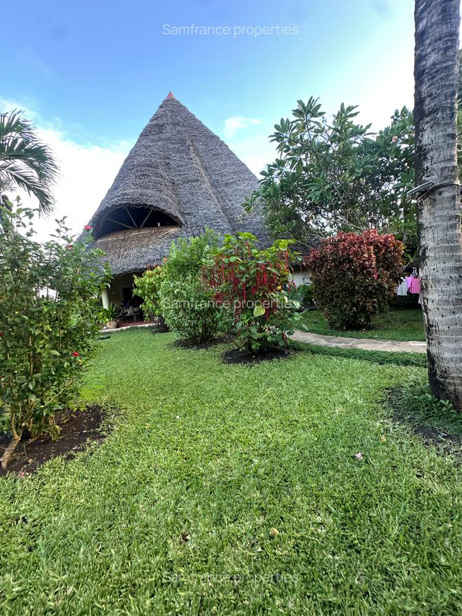 5 Bed Villa with En Suite at Beach Road - 1