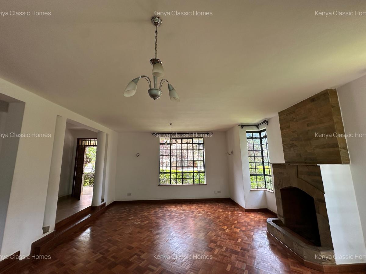 4 Bed Villa with En Suite at Lavington - 3