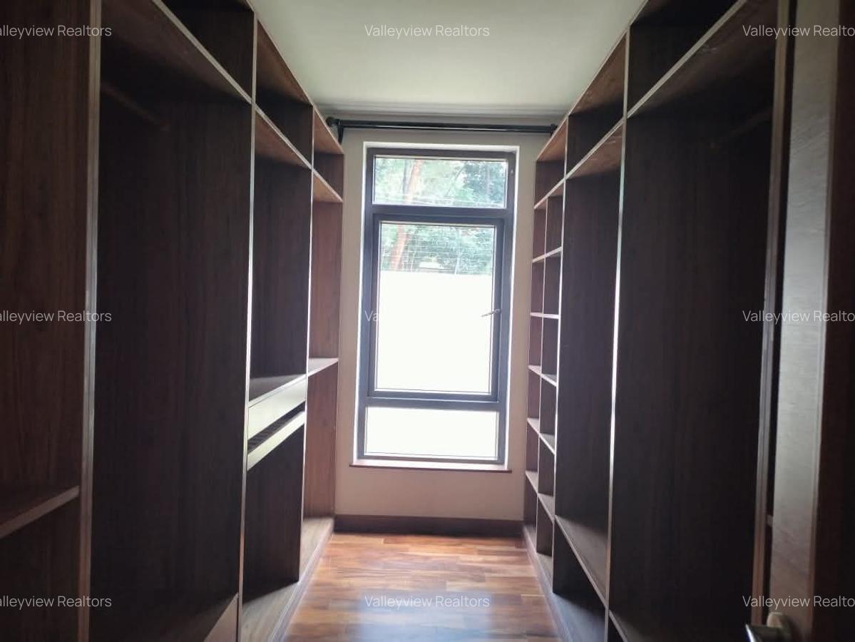 5 Bed Townhouse with En Suite at Lavington - 19