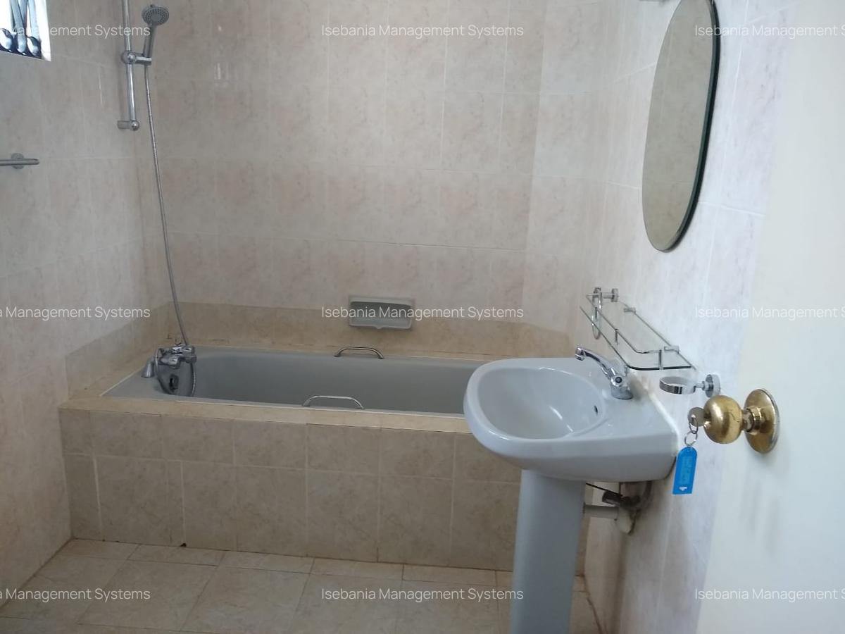 4 Bed House with En Suite at - 15