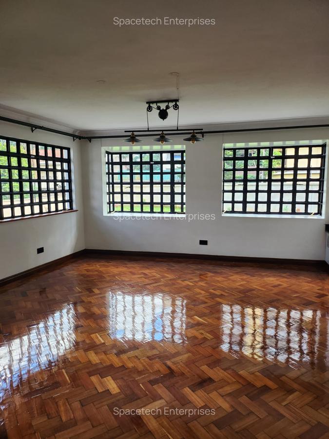 4 Bed House with En Suite in Lavington - 9