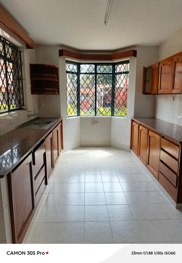 4 Bed Townhouse with En Suite at Lavington - 8