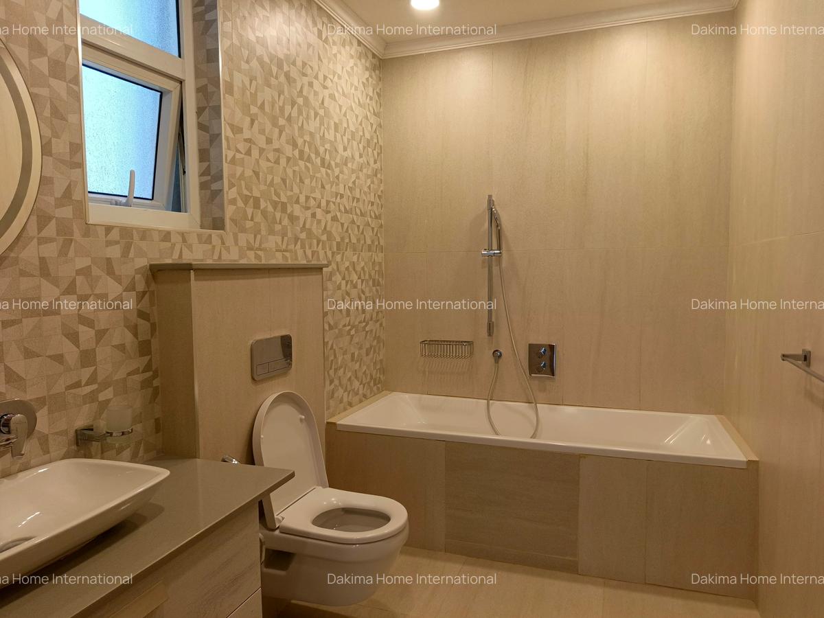 4 Bed Apartment with En Suite in Parklands - 12