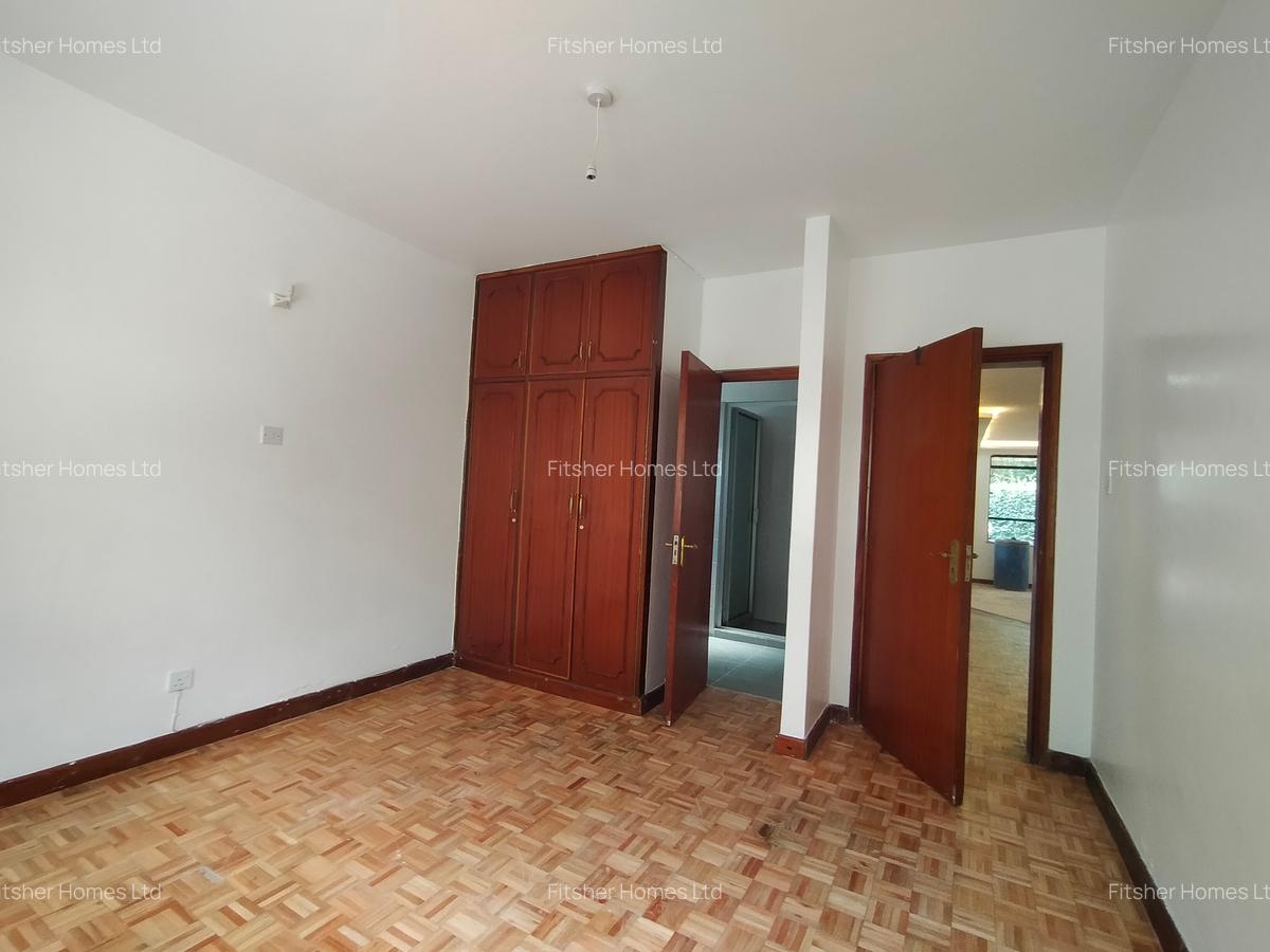 4 Bed House with En Suite in Lavington - 10