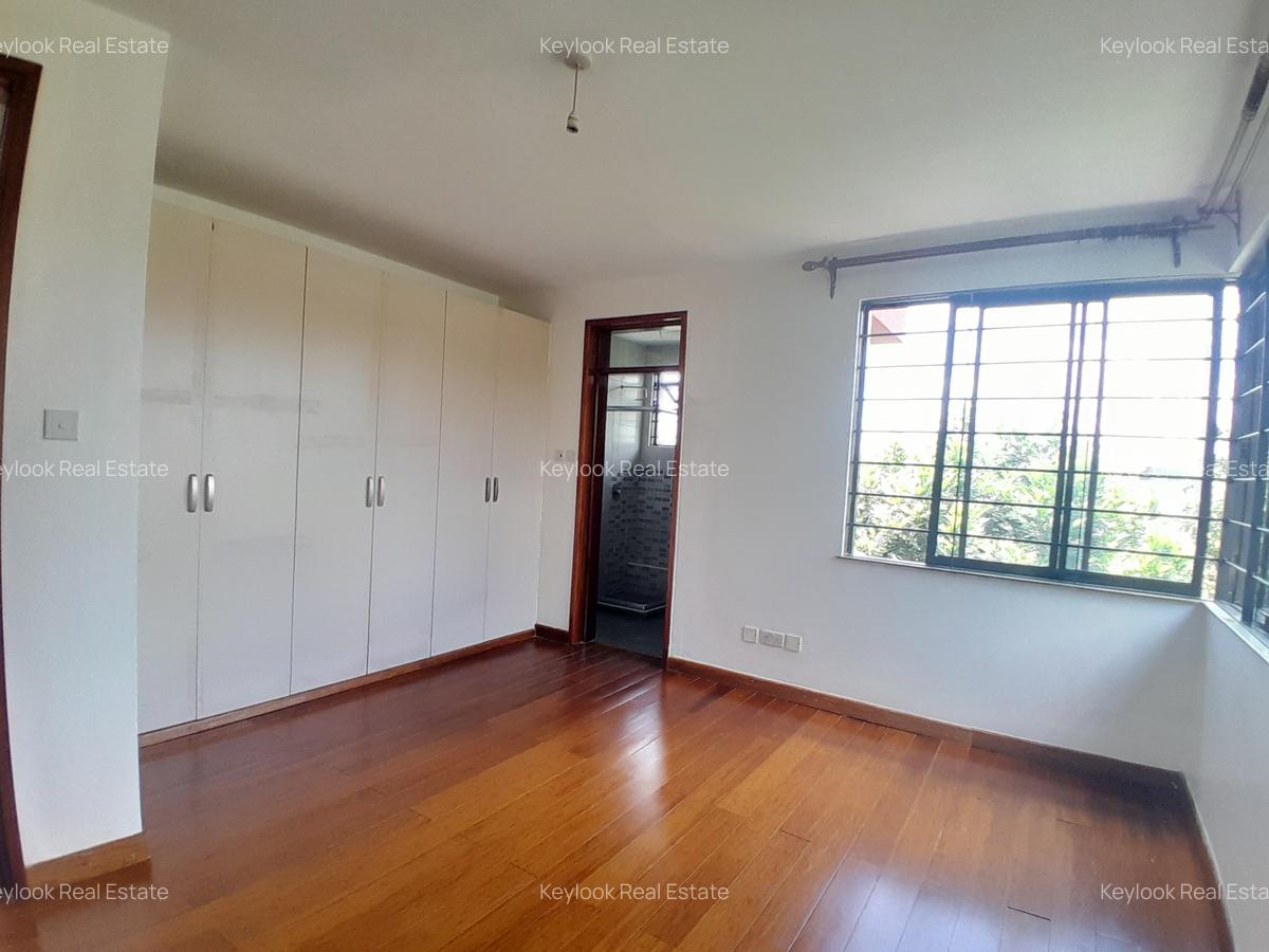 5 Bed Townhouse with En Suite at Lavington - 3