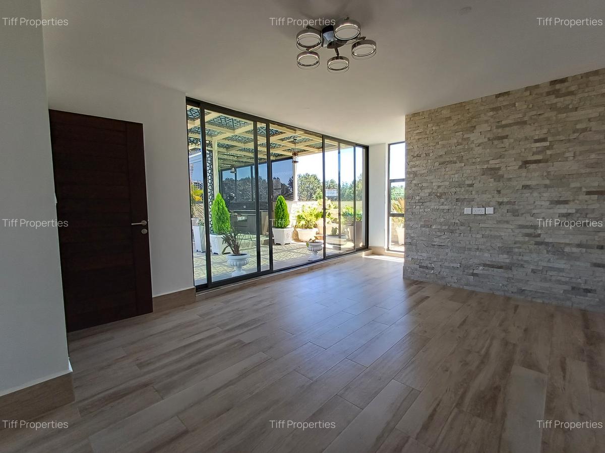 4 Bed Apartment with En Suite in Rosslyn - 3