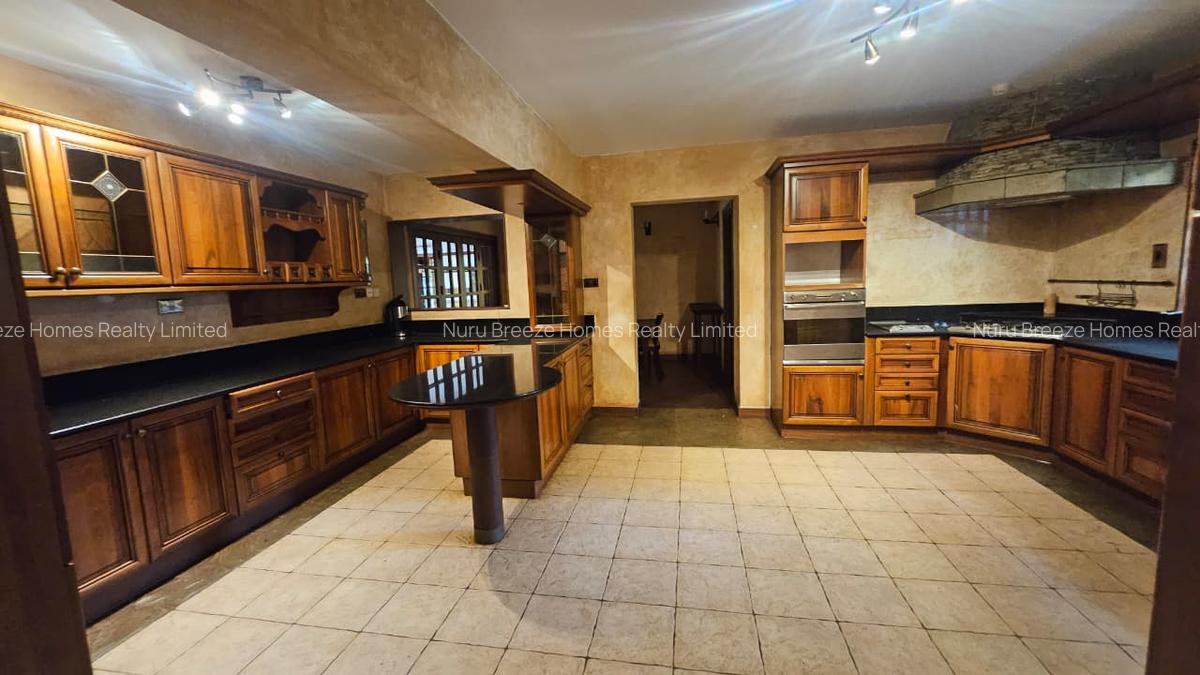 6 Bed House with En Suite in Runda - 3