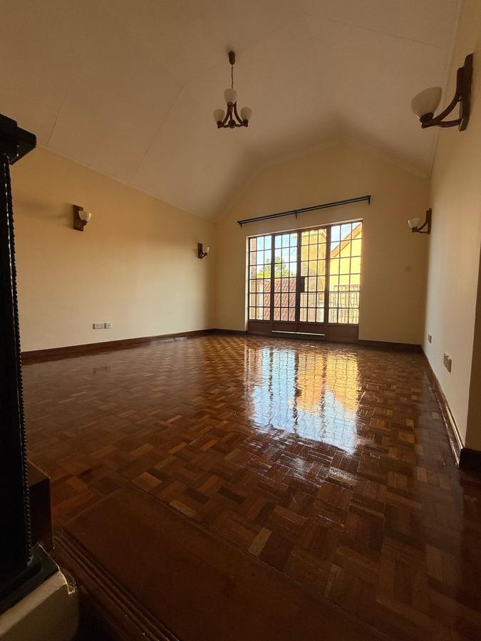 5 Bed Townhouse with En Suite at Lavington - 2