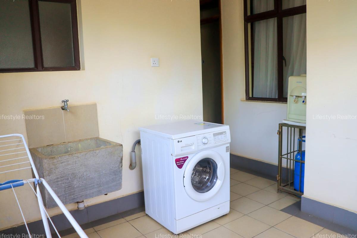 Furnished 3 Bed Apartment with En Suite at Rosewood Avenue - 10