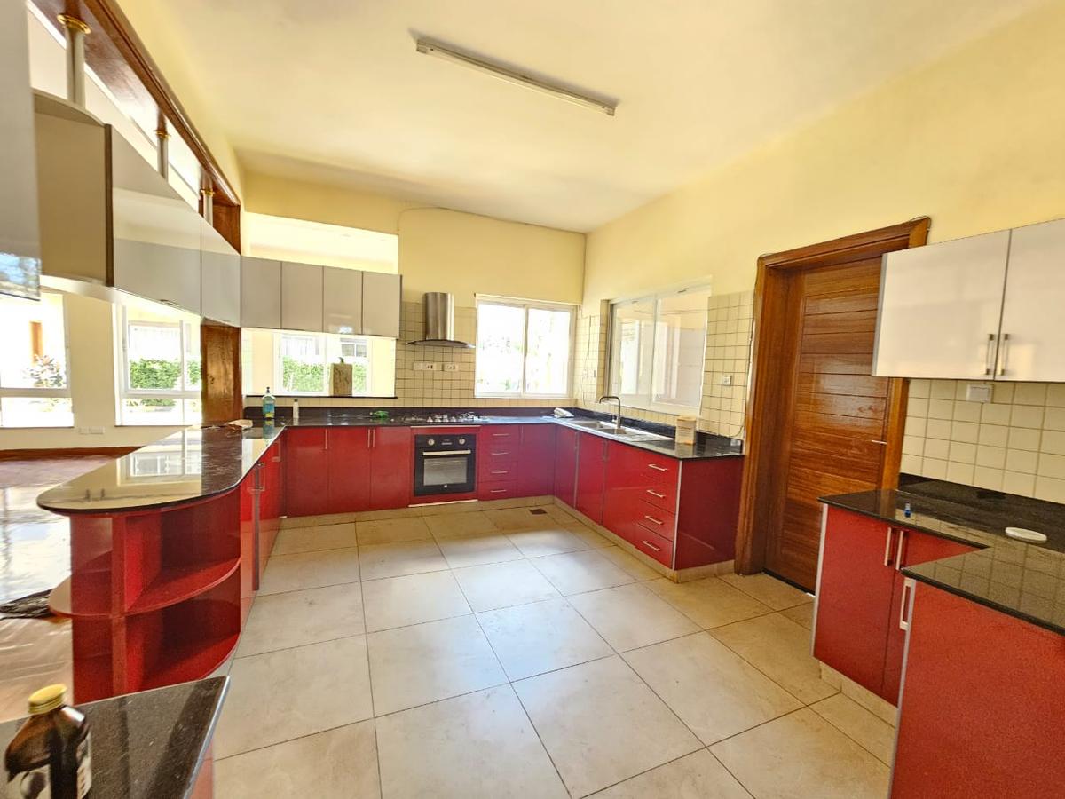 5 Bed House with En Suite in Lavington - 5