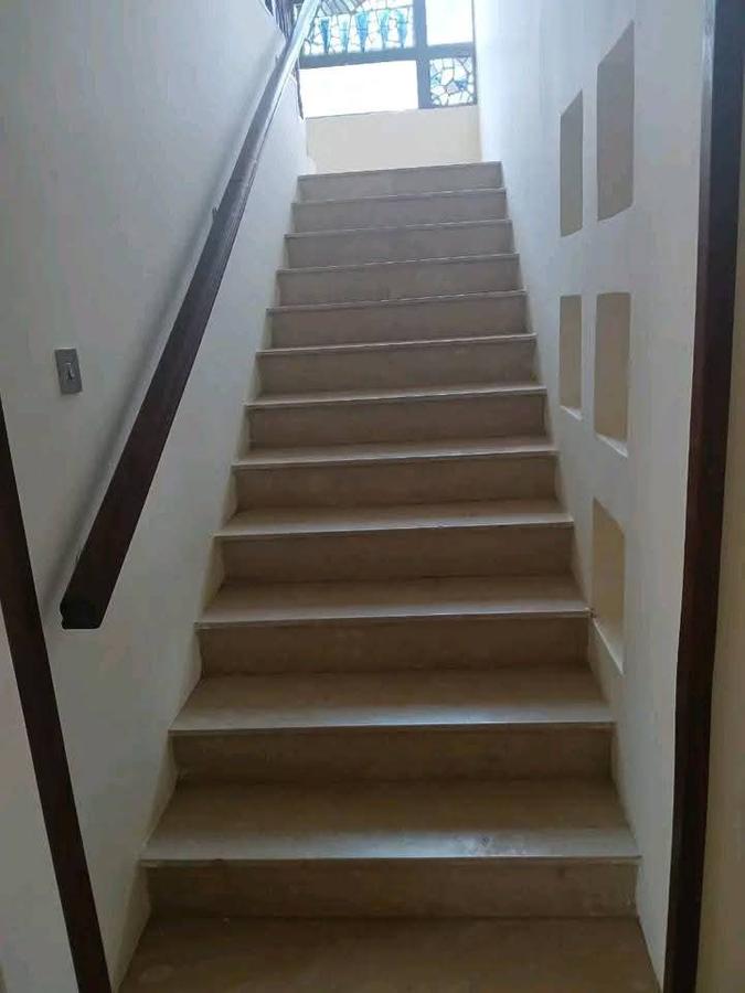 5 Bed Townhouse with En Suite at Lavington - 6