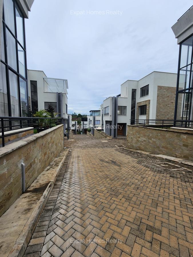 5 Bed Villa with En Suite in Lavington - 1