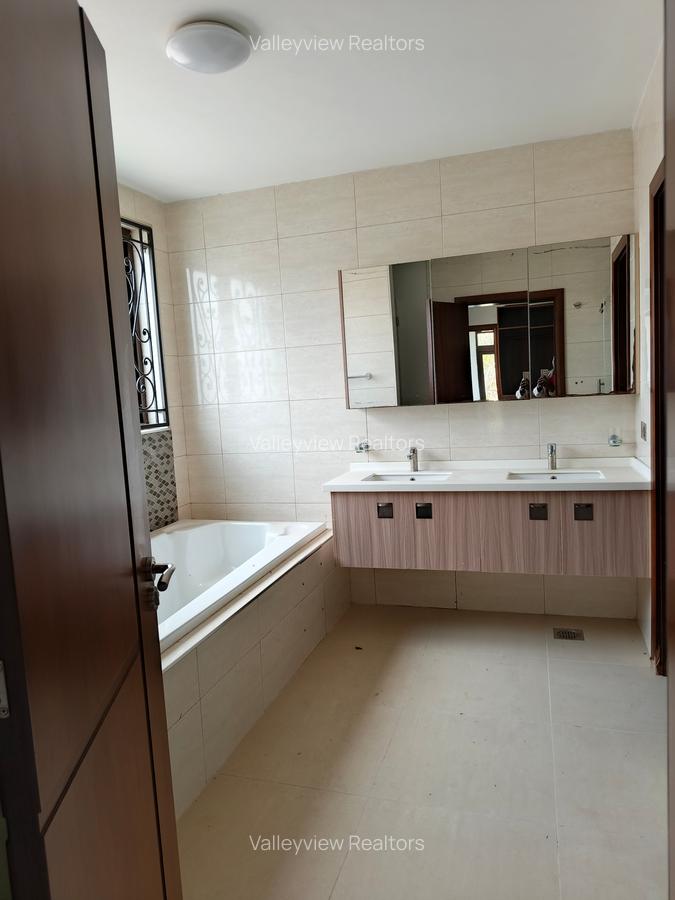 6 Bed Townhouse with En Suite at Lavington - 5