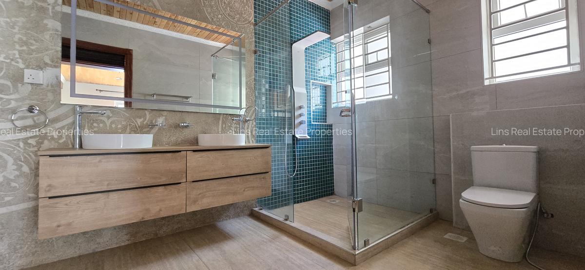 5 Bed House with En Suite in Rosslyn - 6