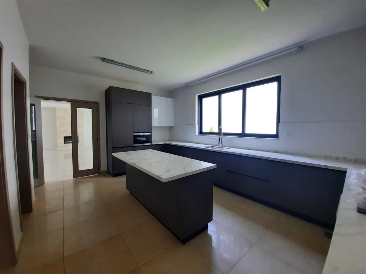 5 Bed Townhouse with En Suite in Lavington - 2