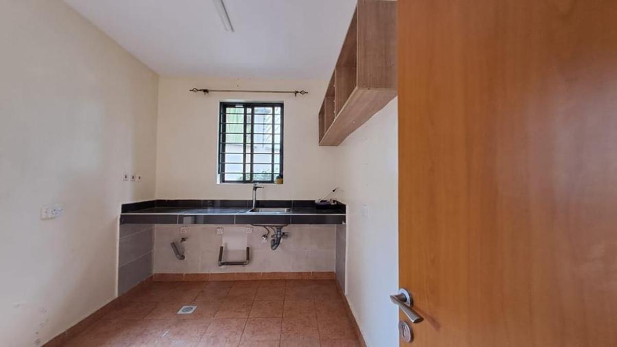 6 Bed Townhouse with En Suite in Lavington - 16