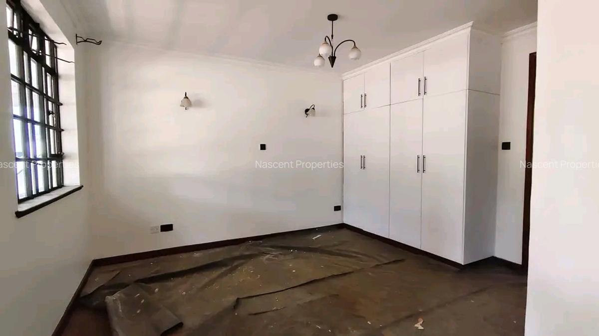 5 Bed House with En Suite in Ridgeways - 9