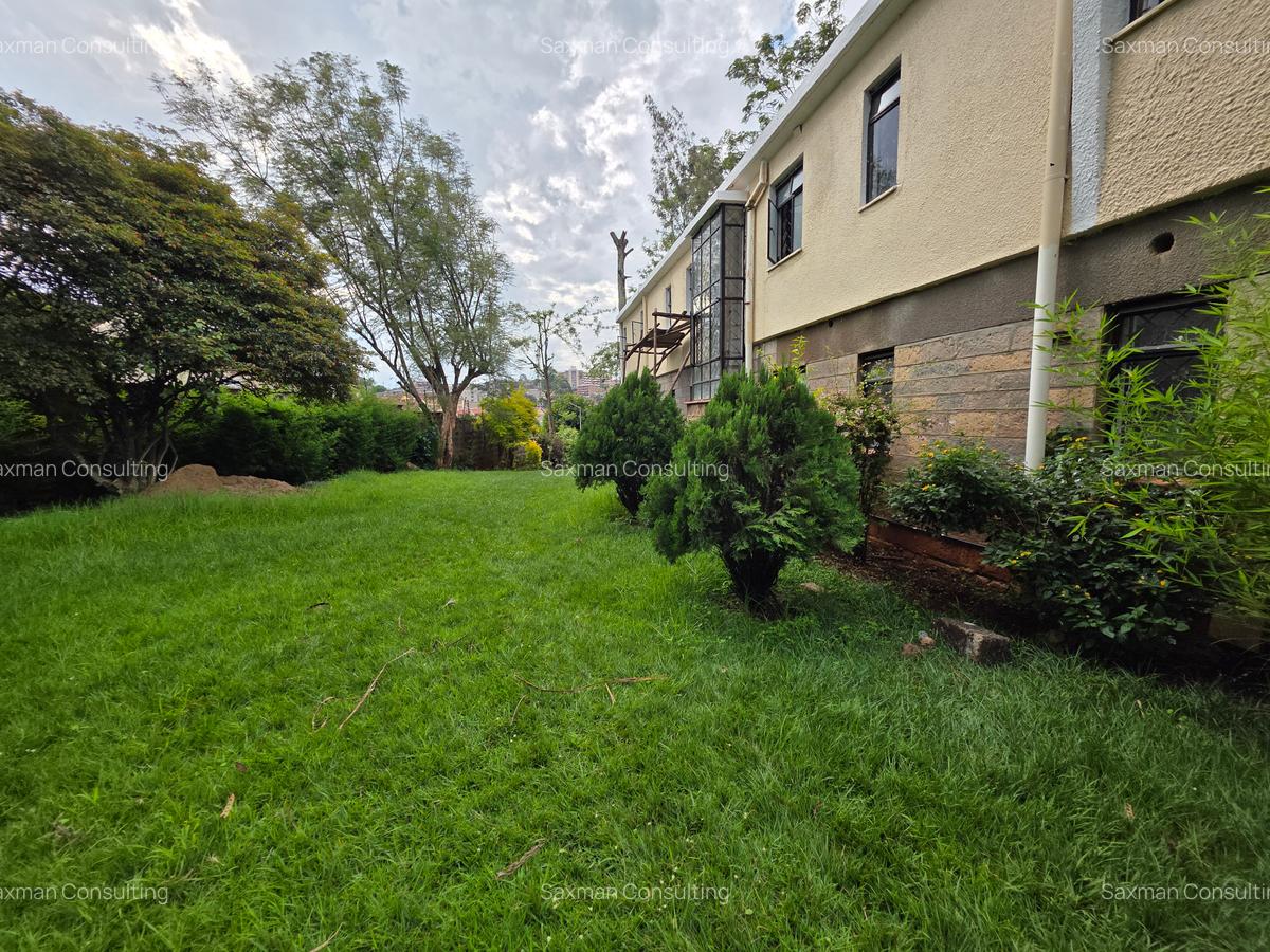 4 Bed House with En Suite in Lavington - 11