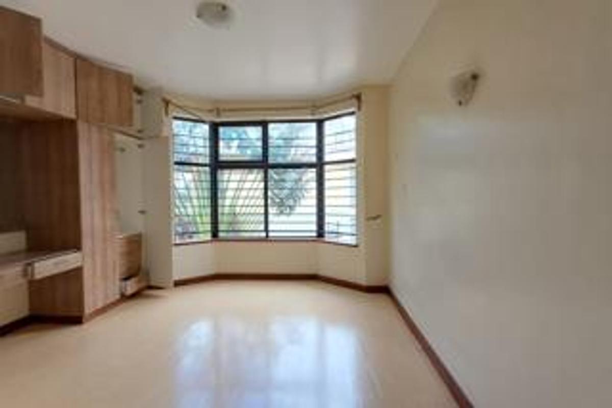 6 Bed Townhouse with En Suite at Lavington Green - 7