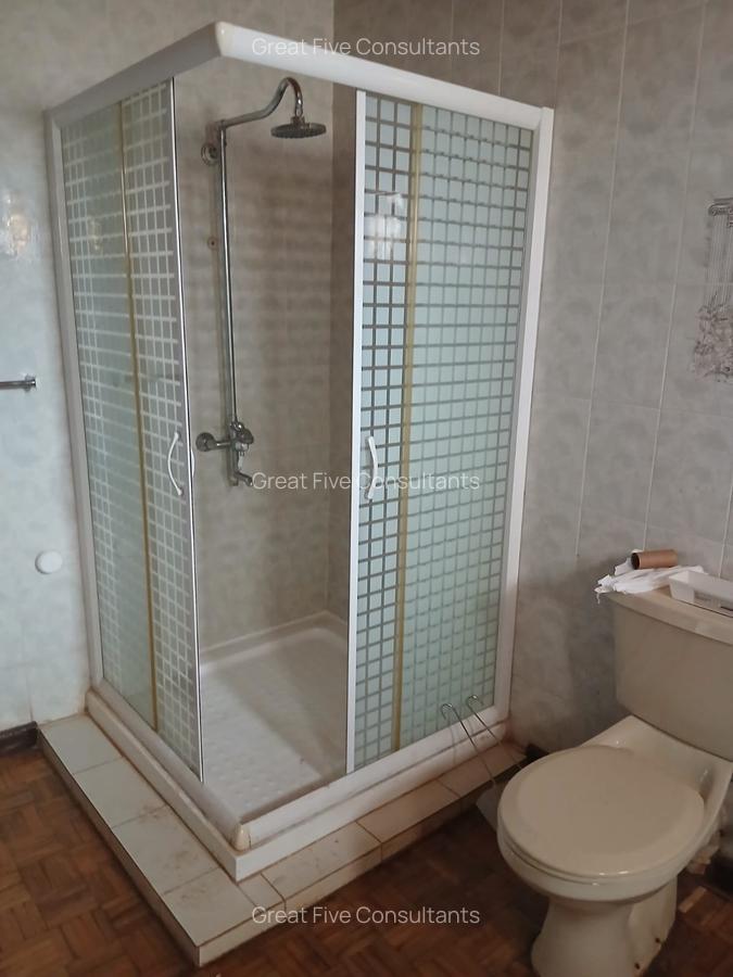 5 Bed House with En Suite in Runda - 12