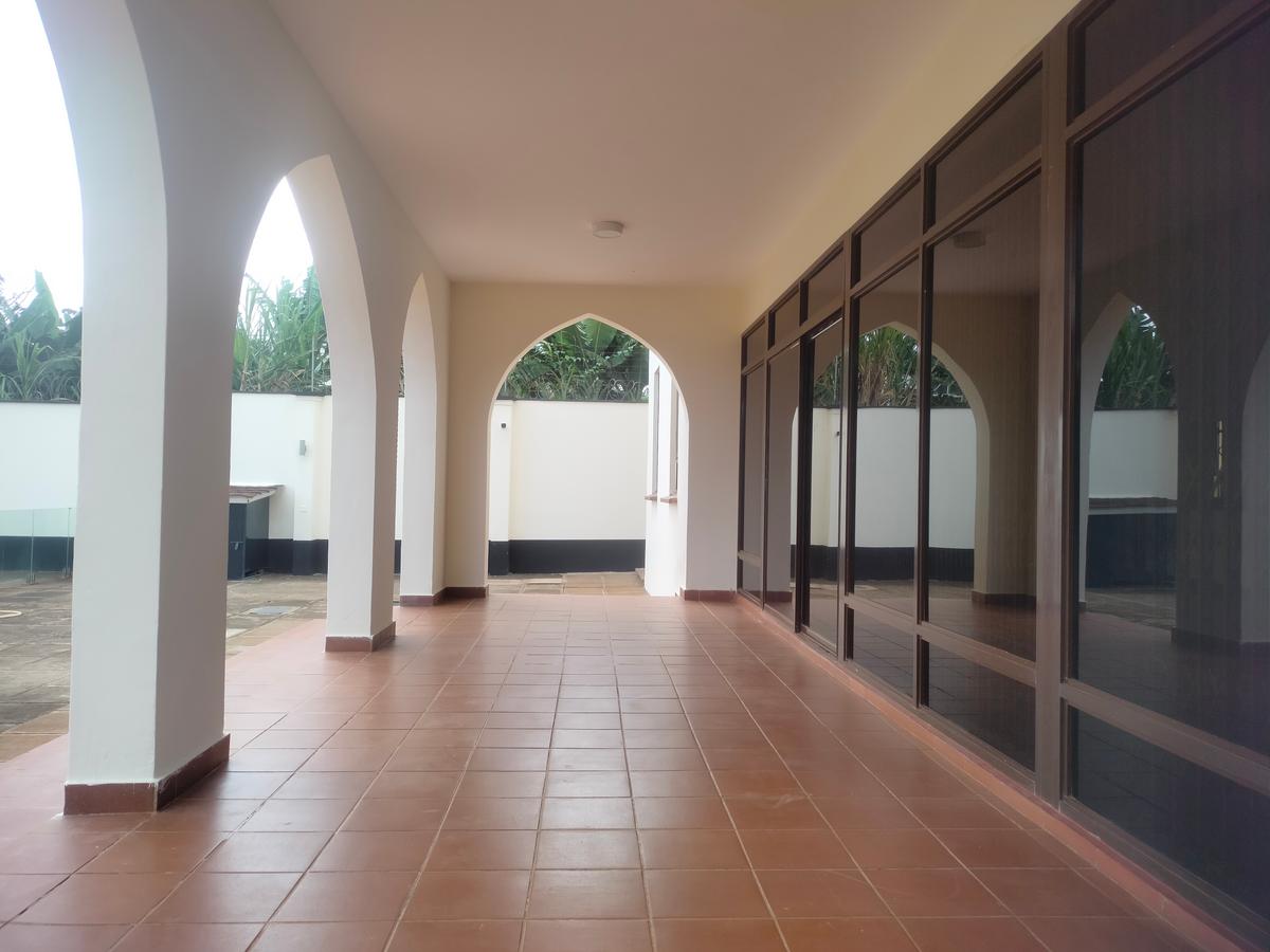 5 Bed Townhouse with Swimming Pool at Few Minutes Drive - 10