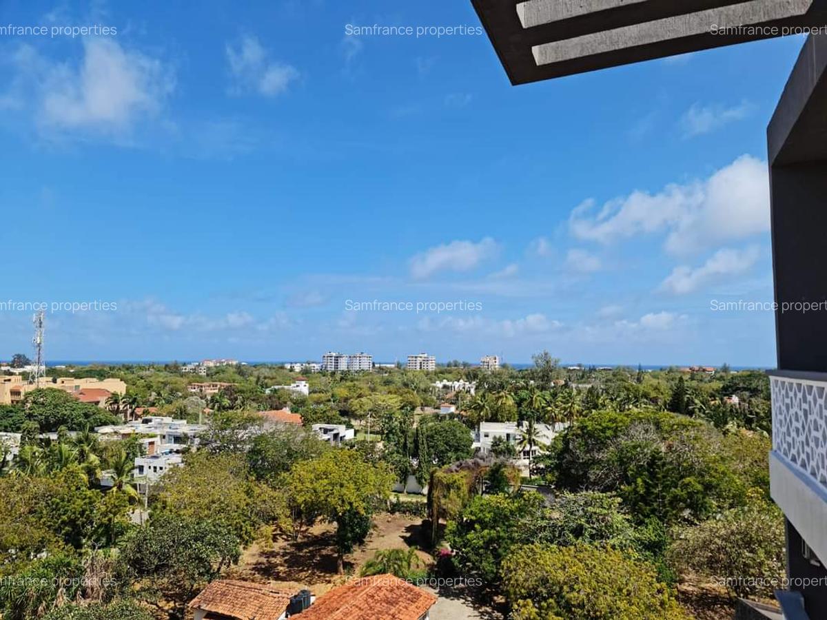 Serviced 3 Bed Apartment with En Suite at Links Road - 3